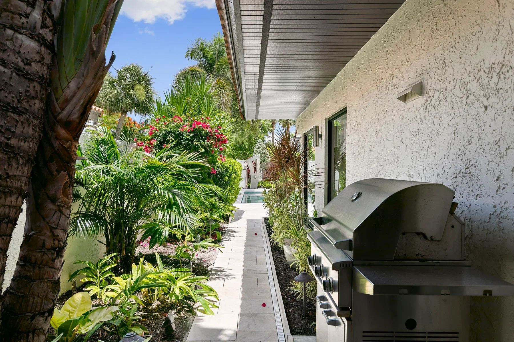 Exterior photo 9