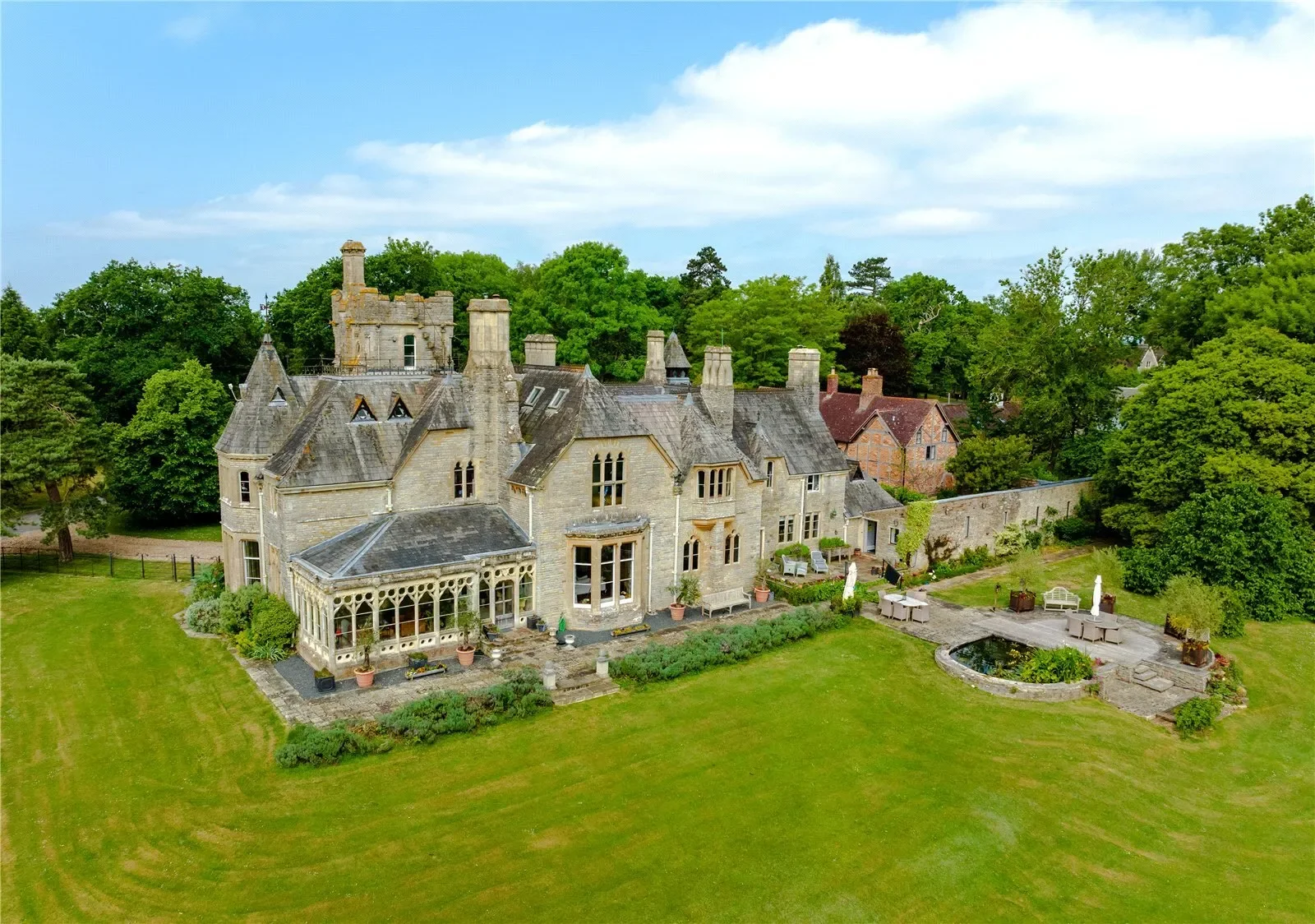 Exterior photo 6