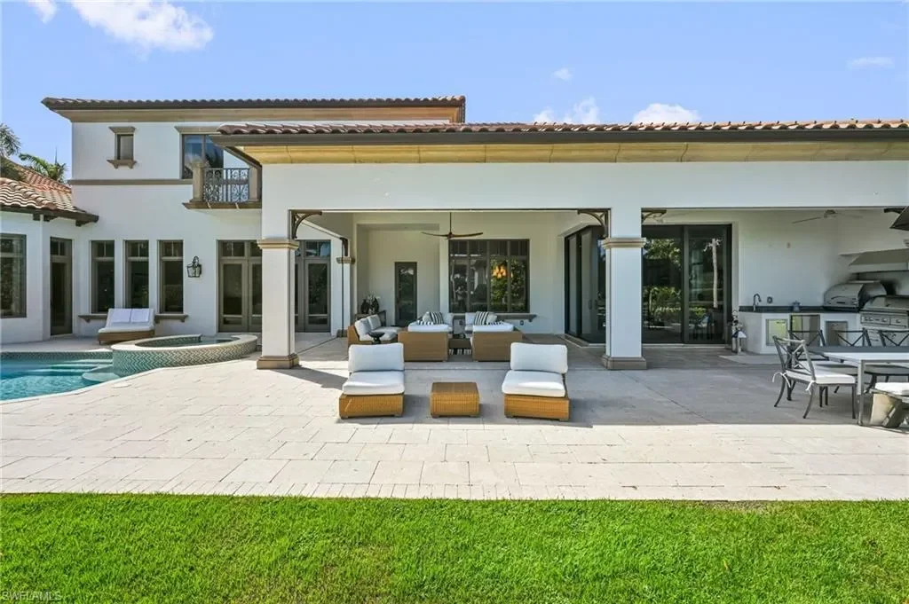 Exterior photo 8