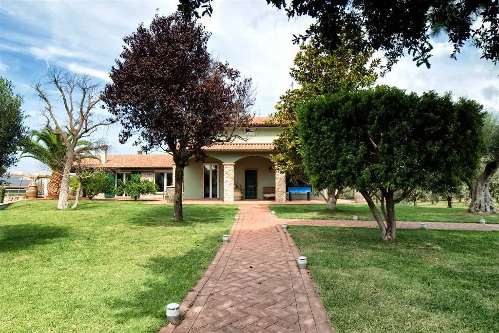 Exterior photo 6