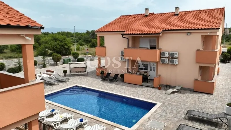 ISLAND OF VIR - Two apartment villas with a swimming pool near the sea