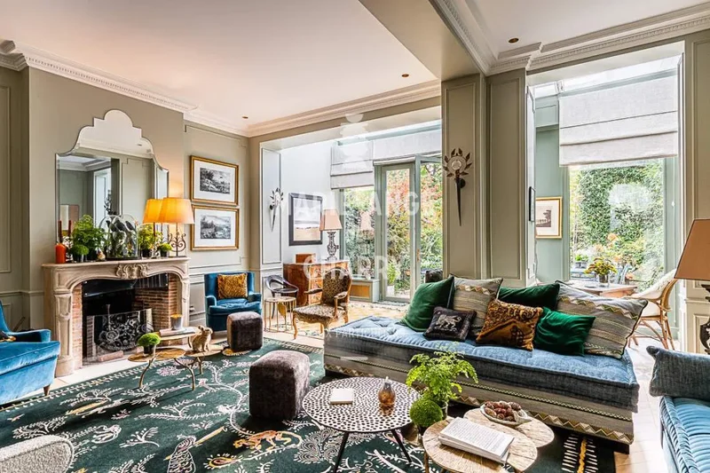 Very Elegant Private Hotel of 322m2 in a Private Lane