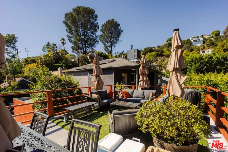 2563 N Beachwood Drive, Los Angeles, California, United States. - Photo 23