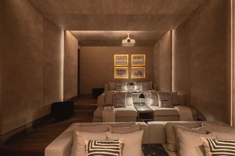 Kin 7 : An Intimate World of Space, Silence, and Belonging