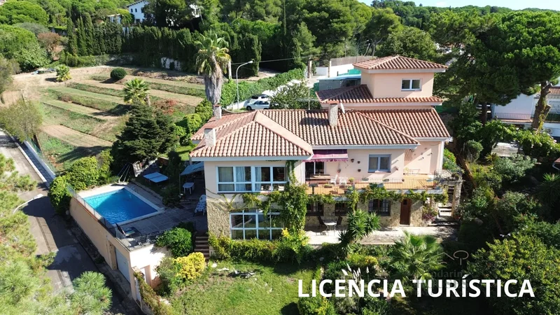 House with tourist license and sea views 1,400 meters from the beach