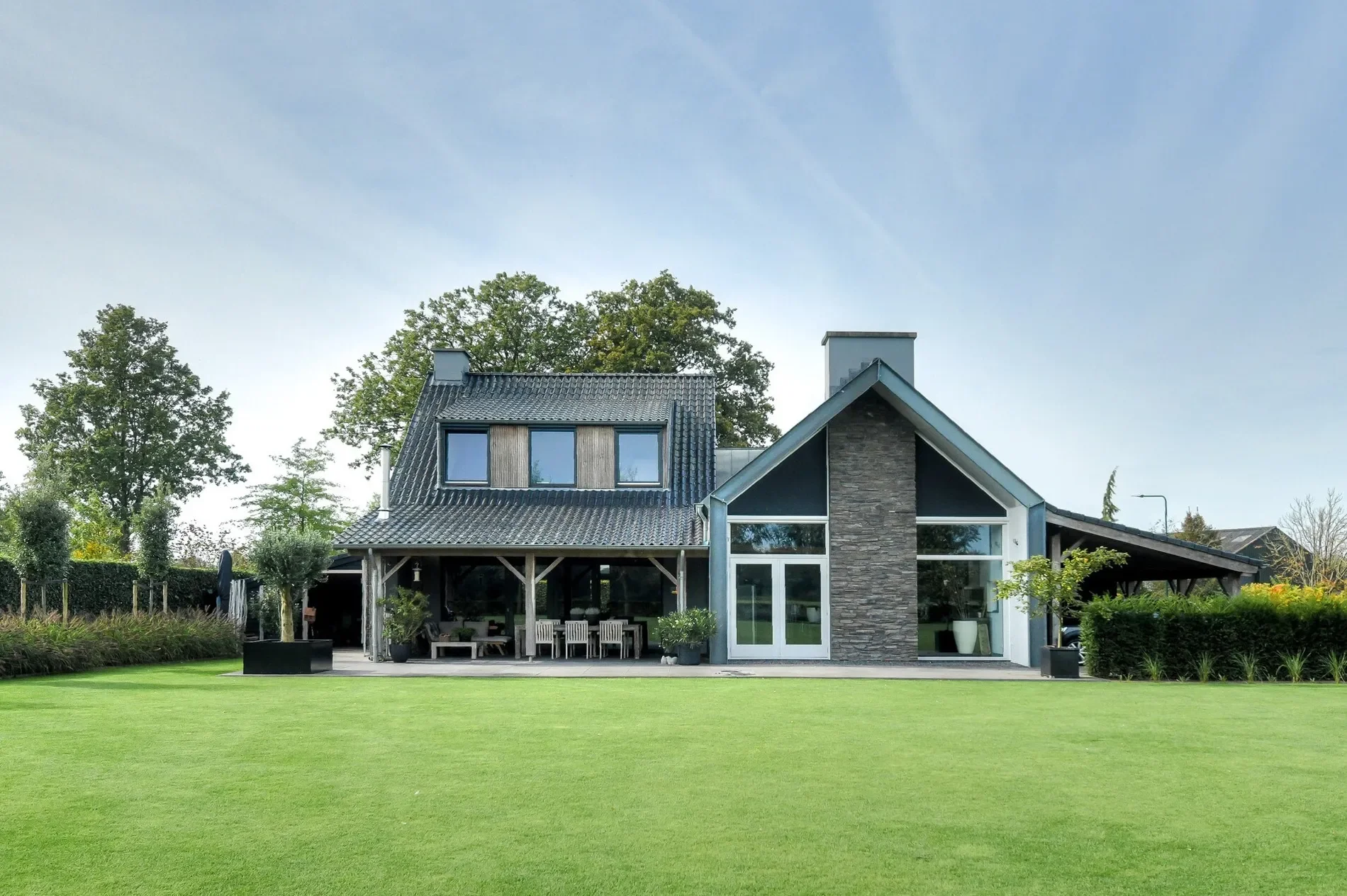 Exterior photo 3