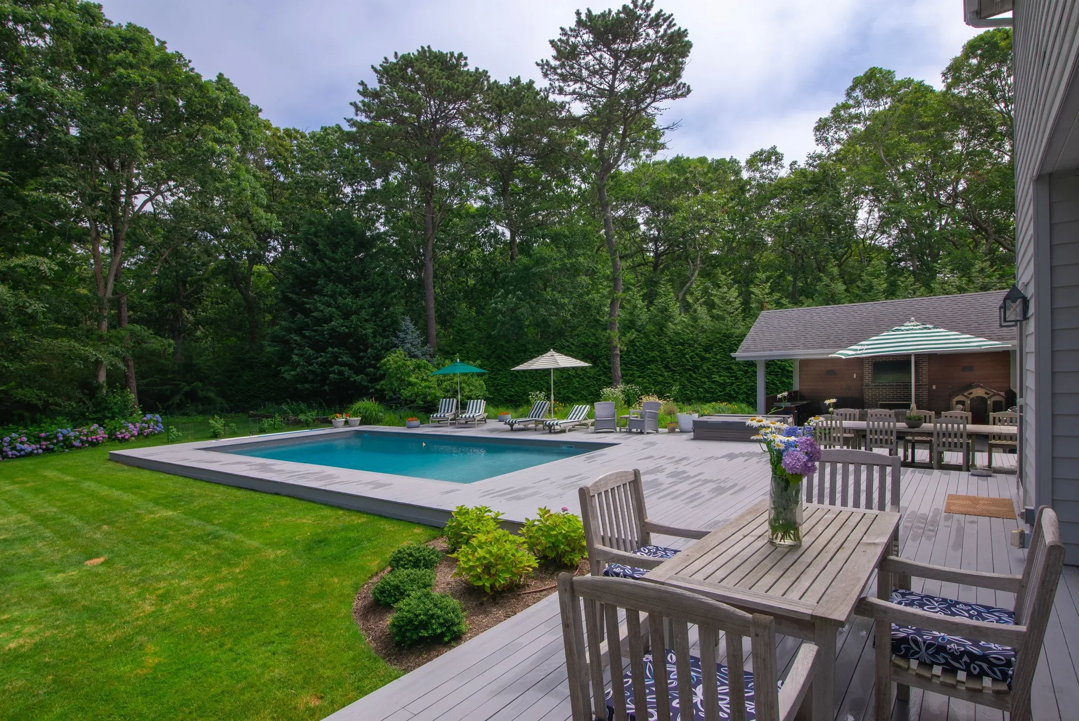 Exterior photo 5