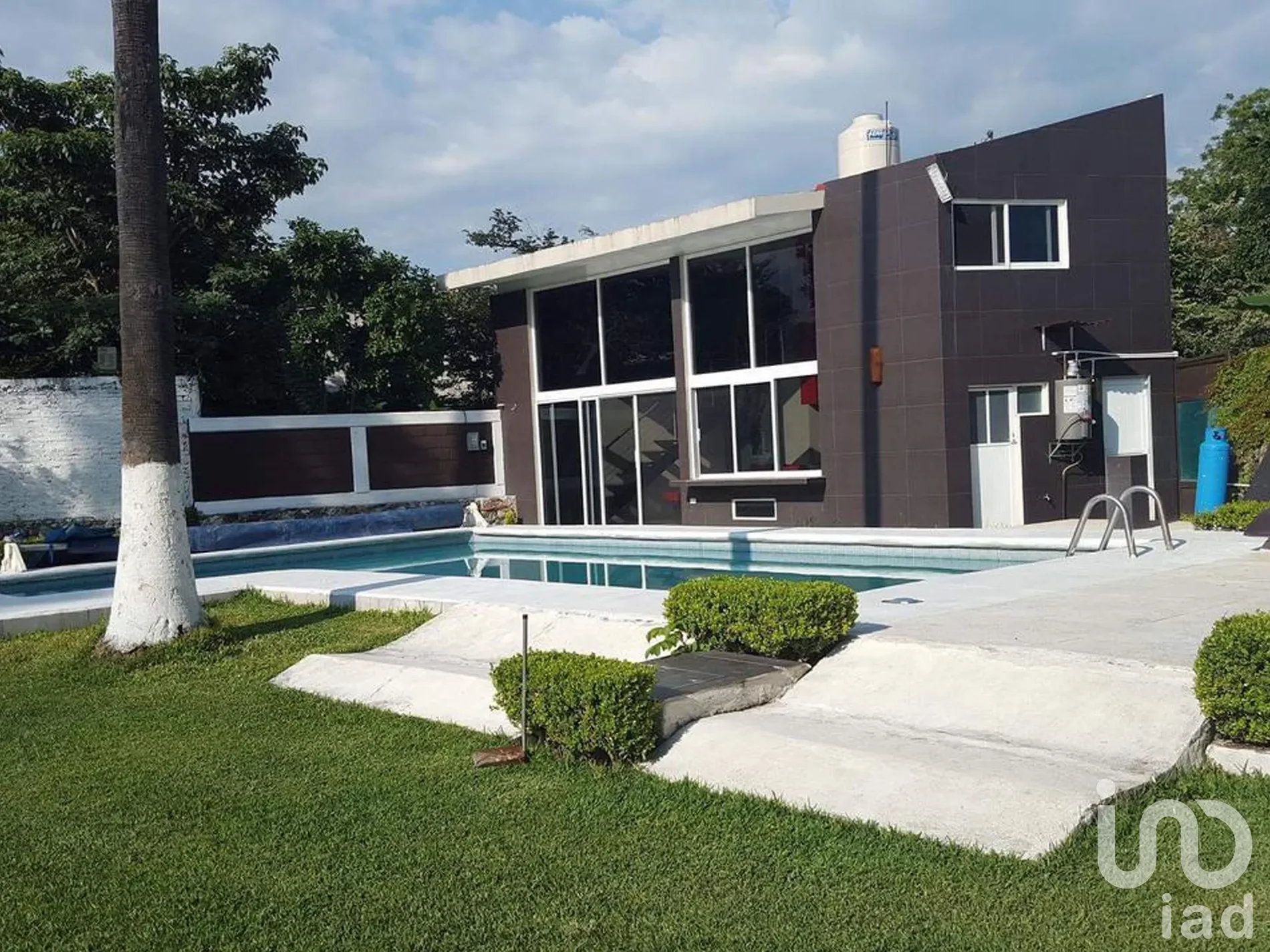 Exterior photo 2