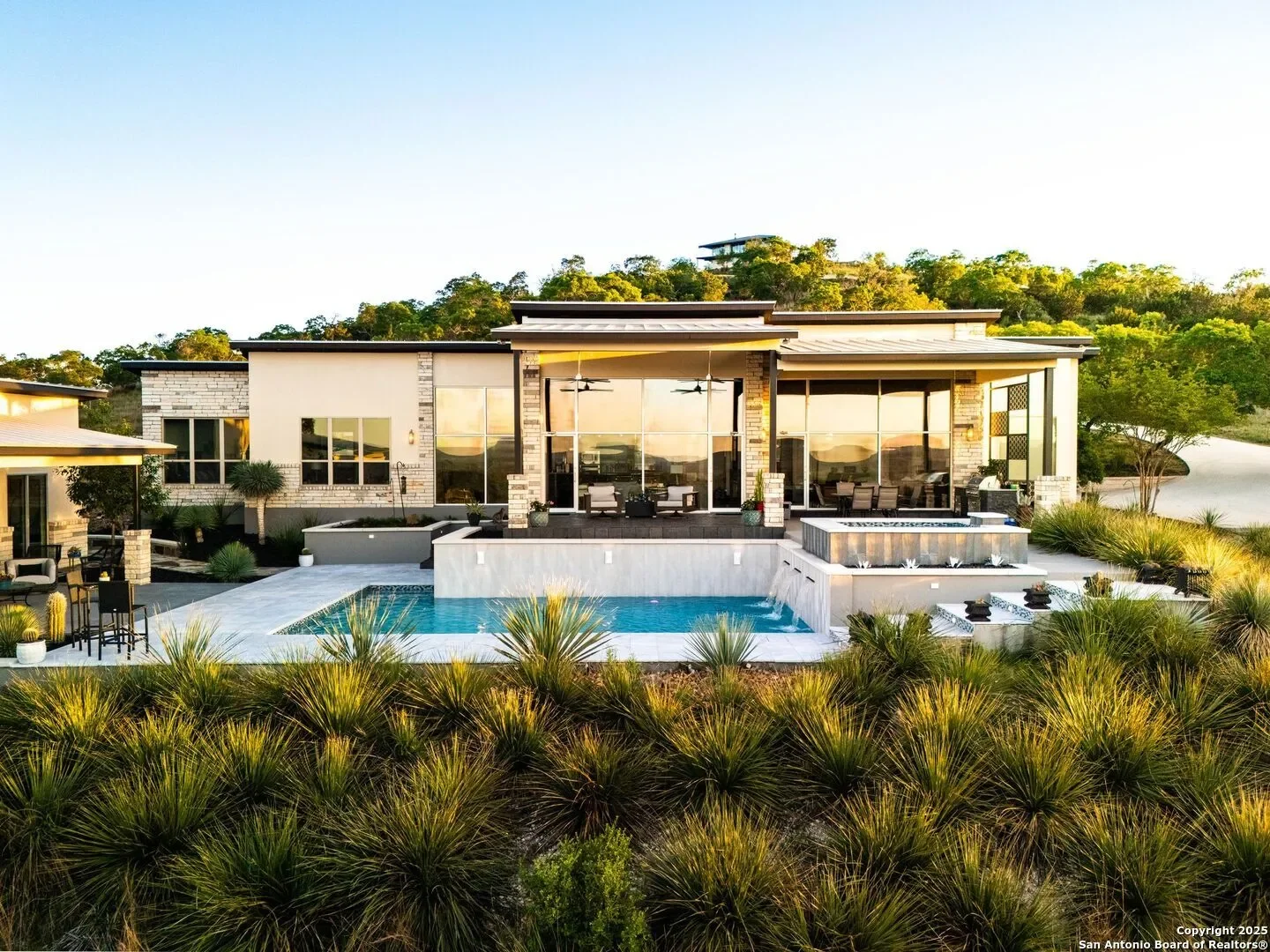 Exterior photo 2