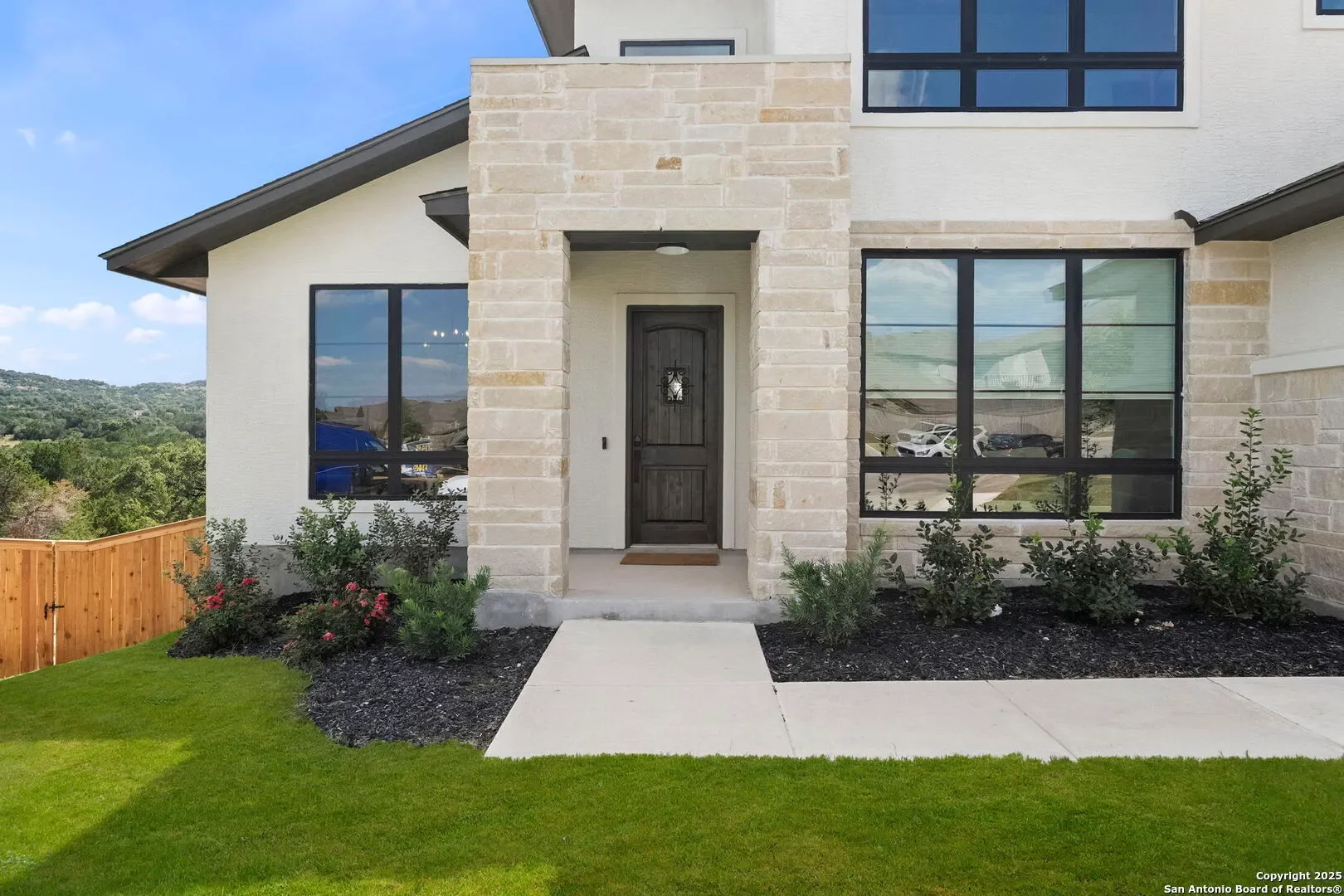 Exterior photo 2
