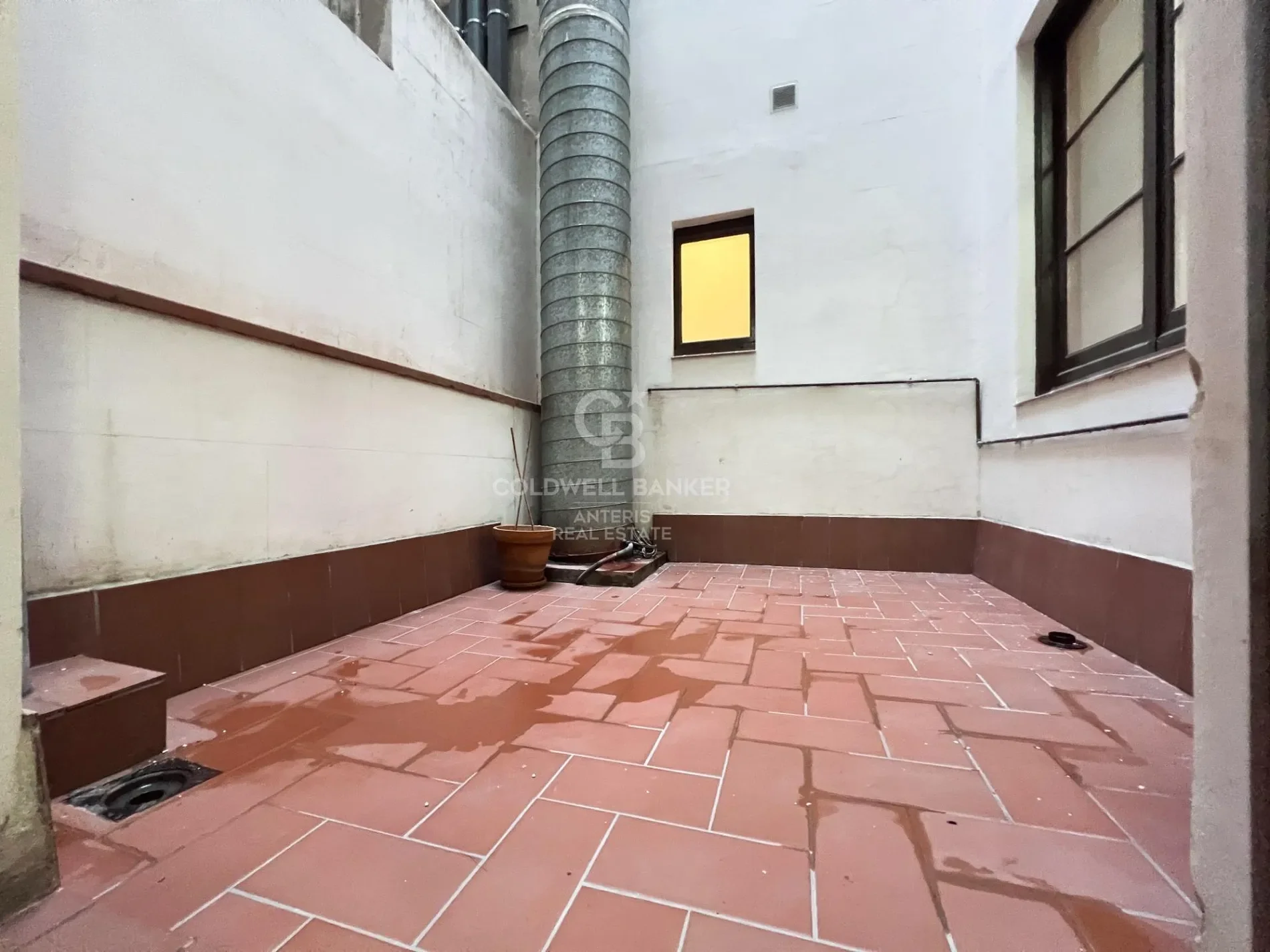 Exterior photo 1