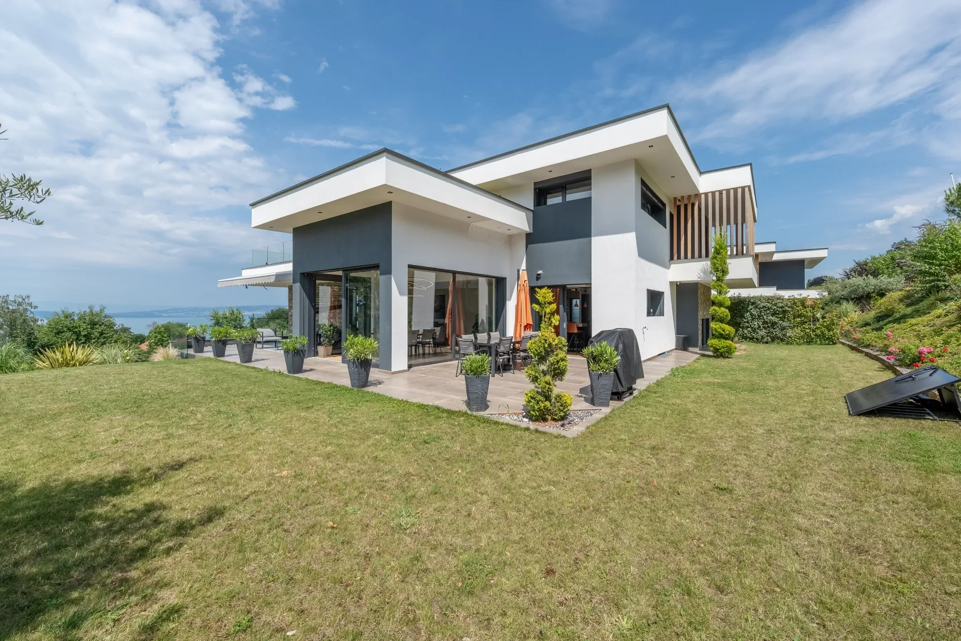 Exterior photo 2