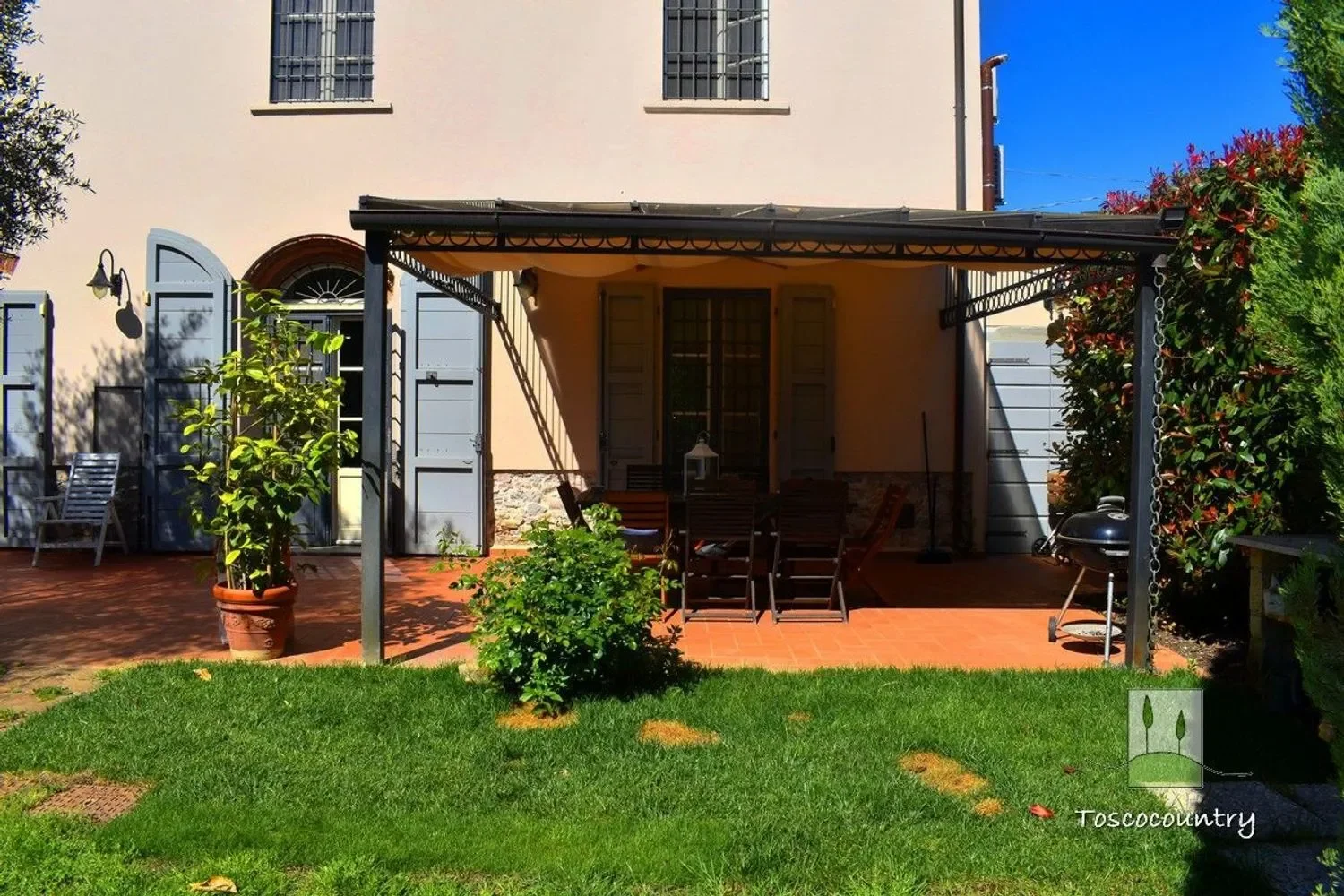 Exterior photo 4