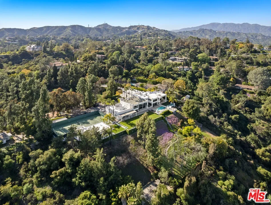 300 N San Rafael Avenue, Altadena, California, United States. - Photo 7