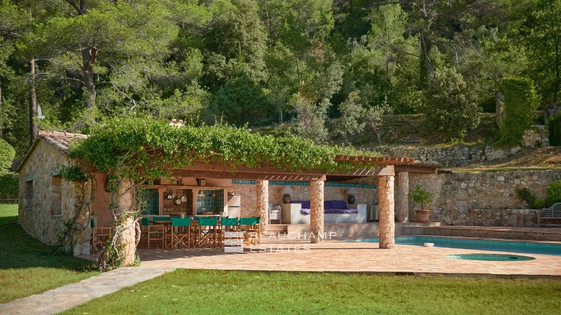 Exterior photo 2