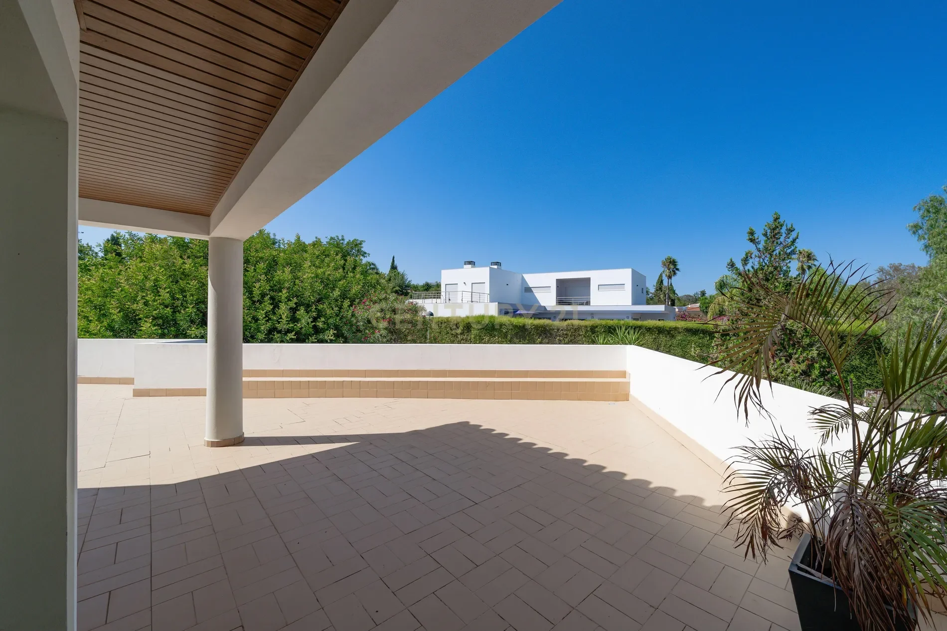 Exterior photo 4