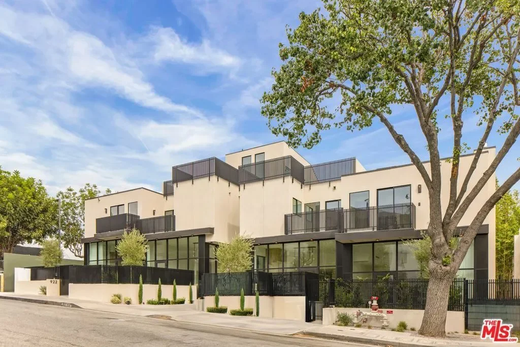 922 N West Knoll Drive, Los Angeles, California, United States. - Photo 33