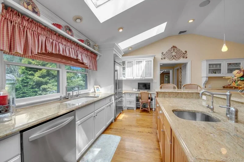 8 Briarfield Drive, Great Neck, New York, United States. - Photo 32