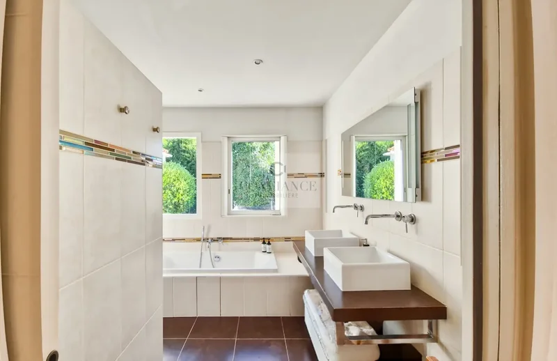 House for sale in Nice, 193m² 6 rooms €1,620,000 with pool