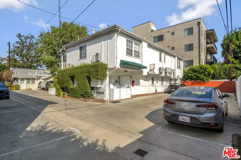 10814 Blix Street, Los Angeles, California, United States. - Photo 3