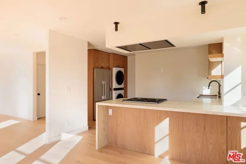 1018 Manzanita Street, Los Angeles, California, United States. - Photo 32