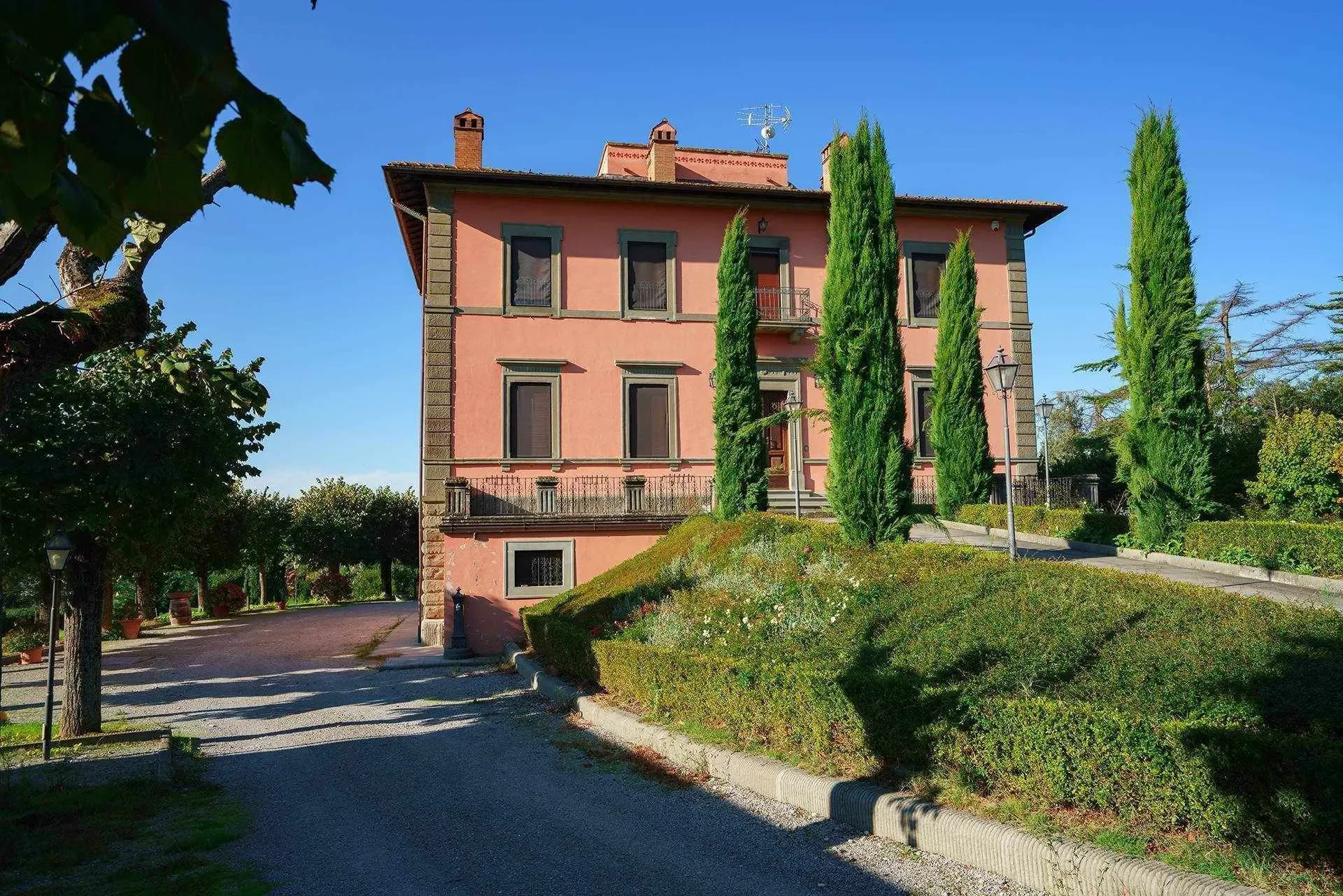 Exterior photo 7