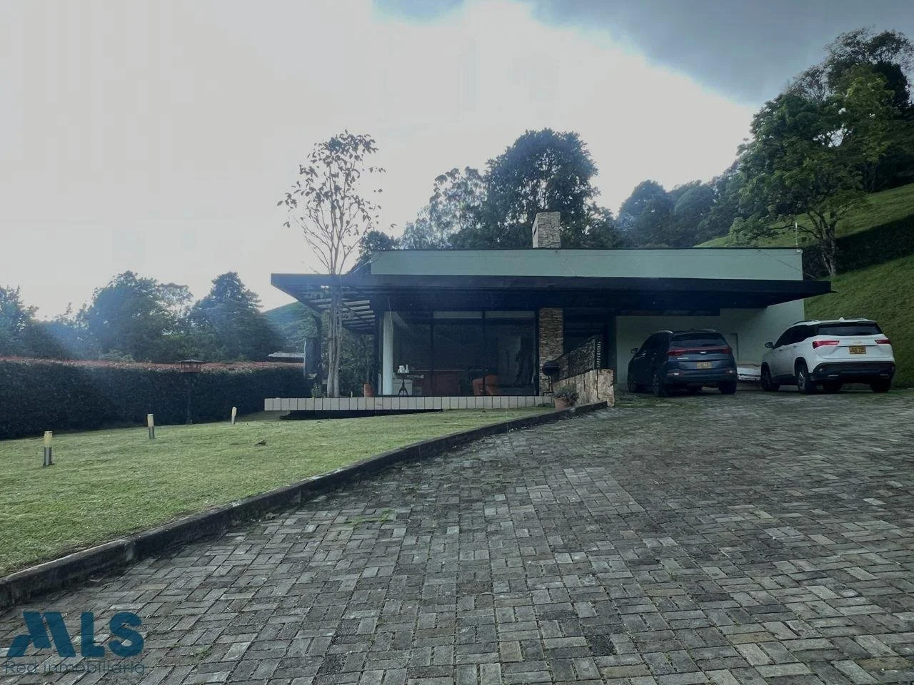 Exterior photo 3