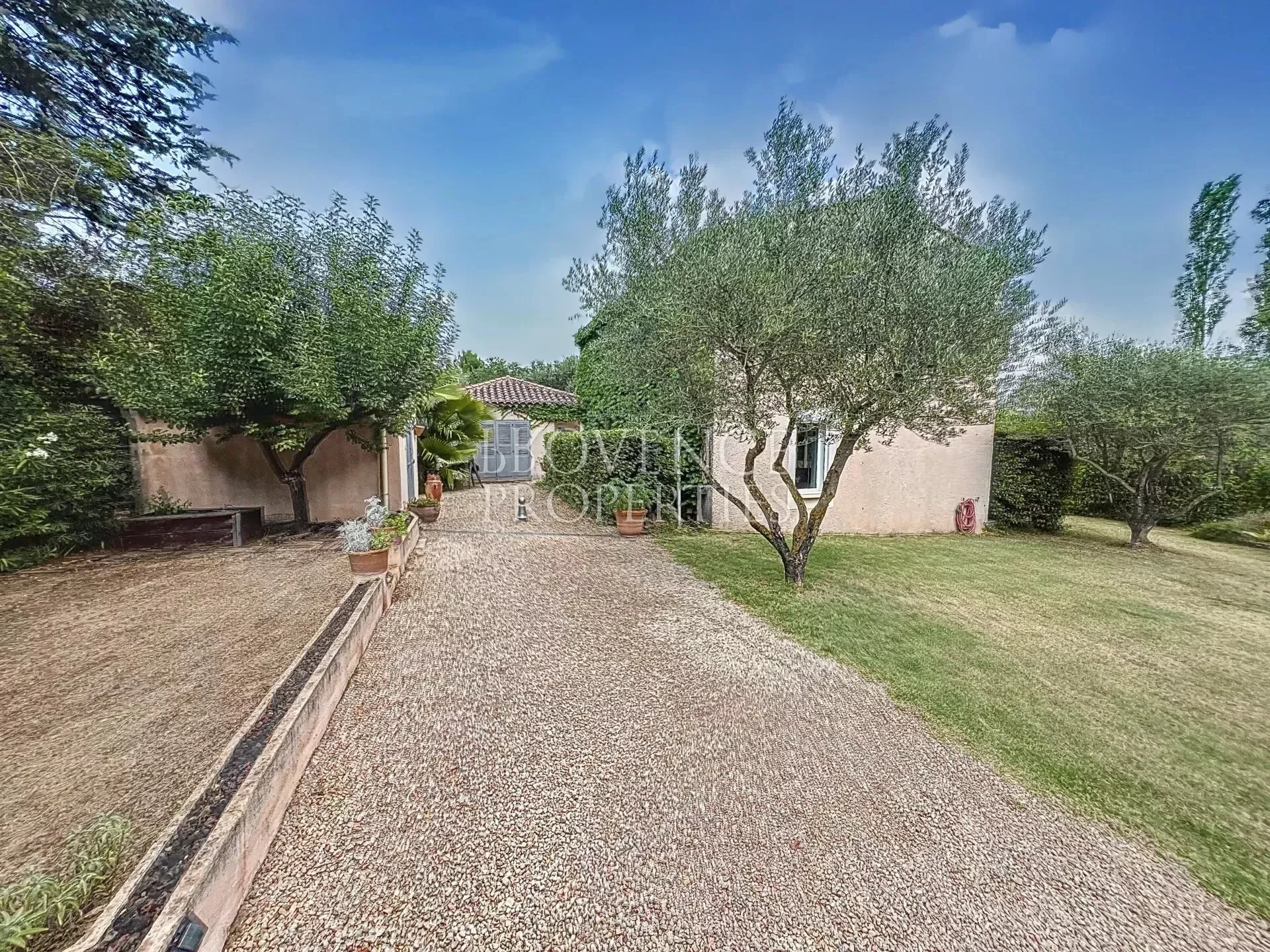 Exterior photo 3