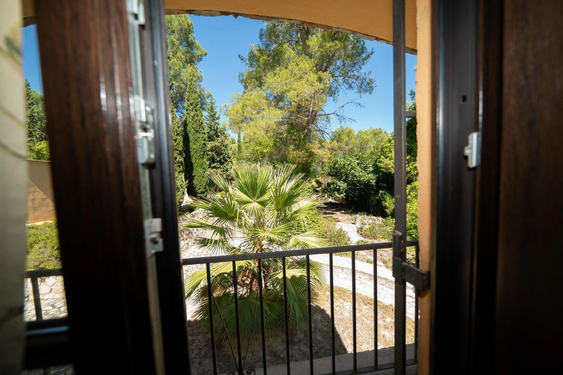 Exterior photo 4