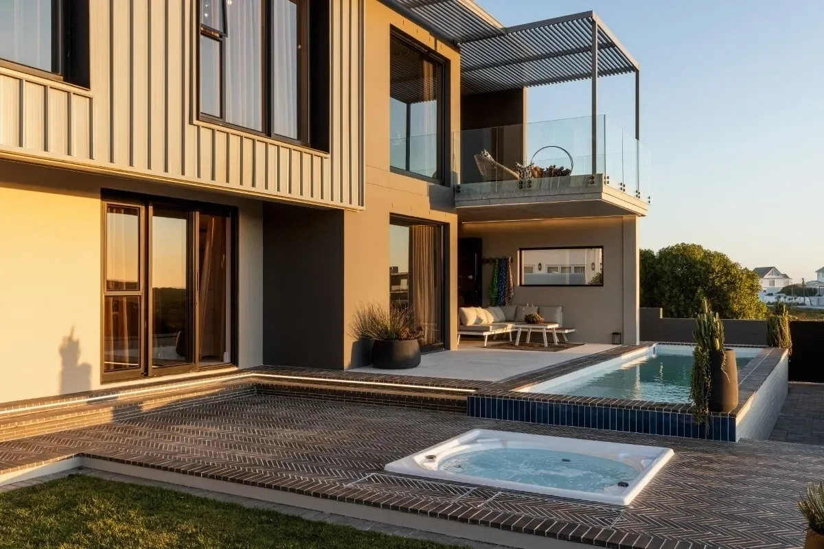 Exterior photo 2