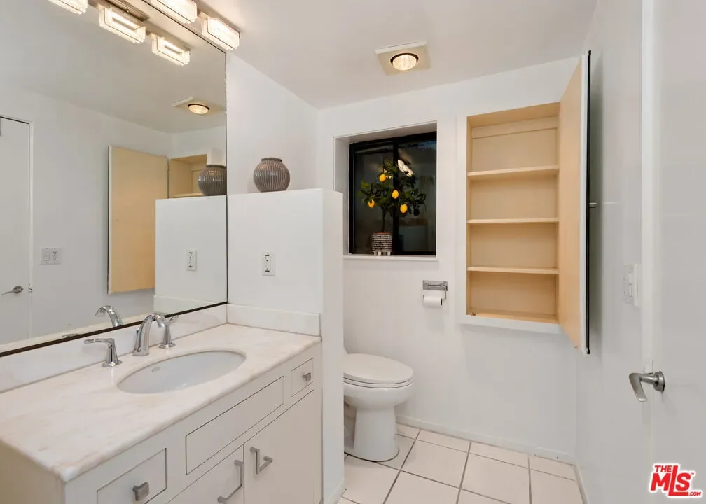 1790 Viewmont Drive, Los Angeles, California, United States. - Photo 23