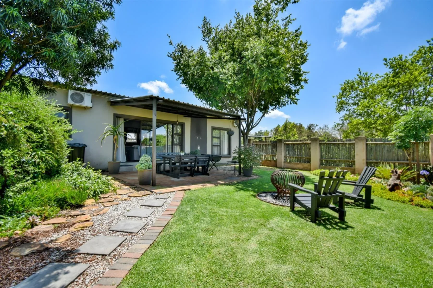 Exterior photo 6
