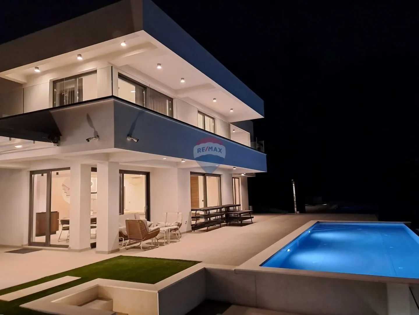 Exterior photo 7