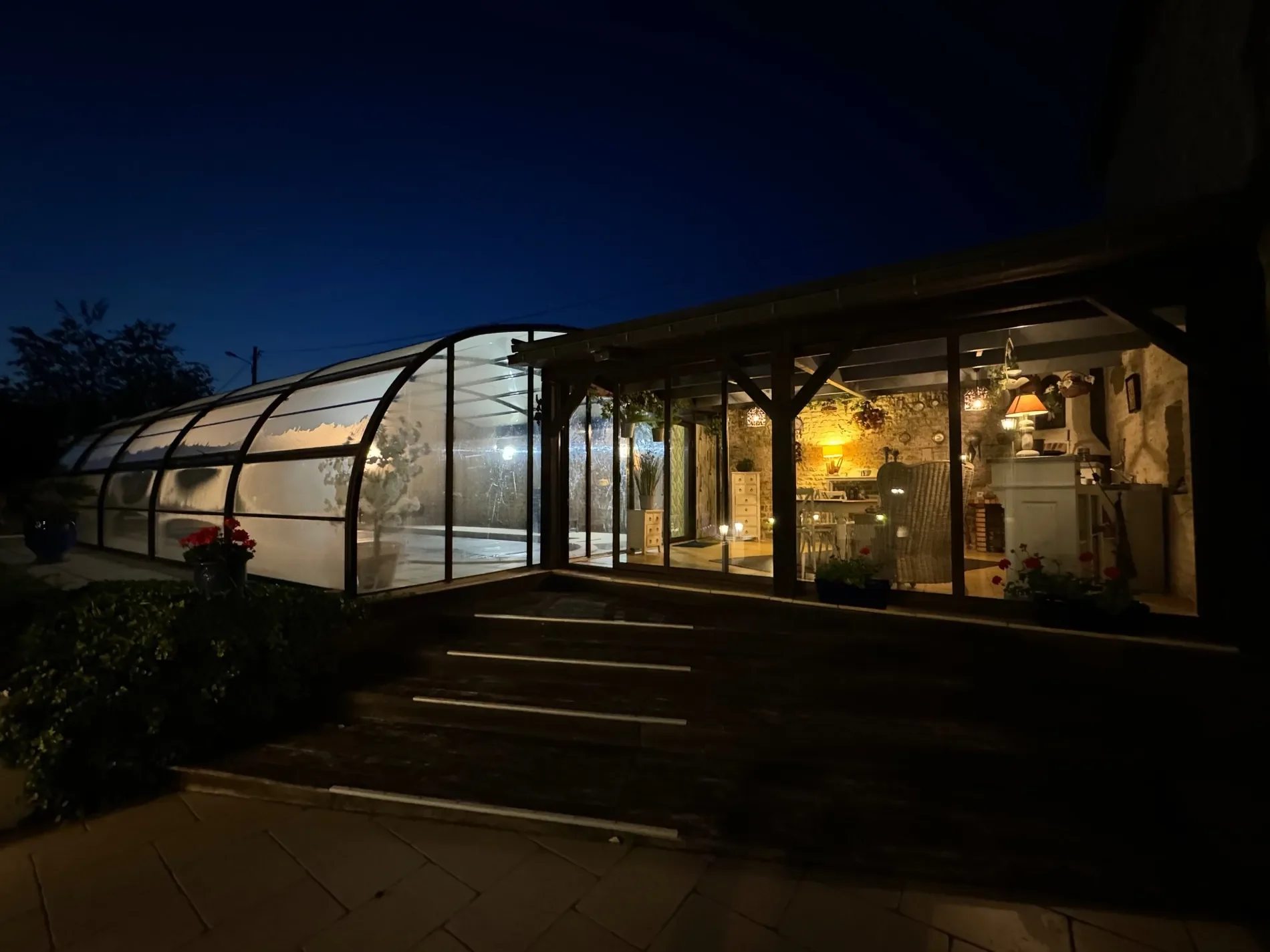 Exterior photo 4