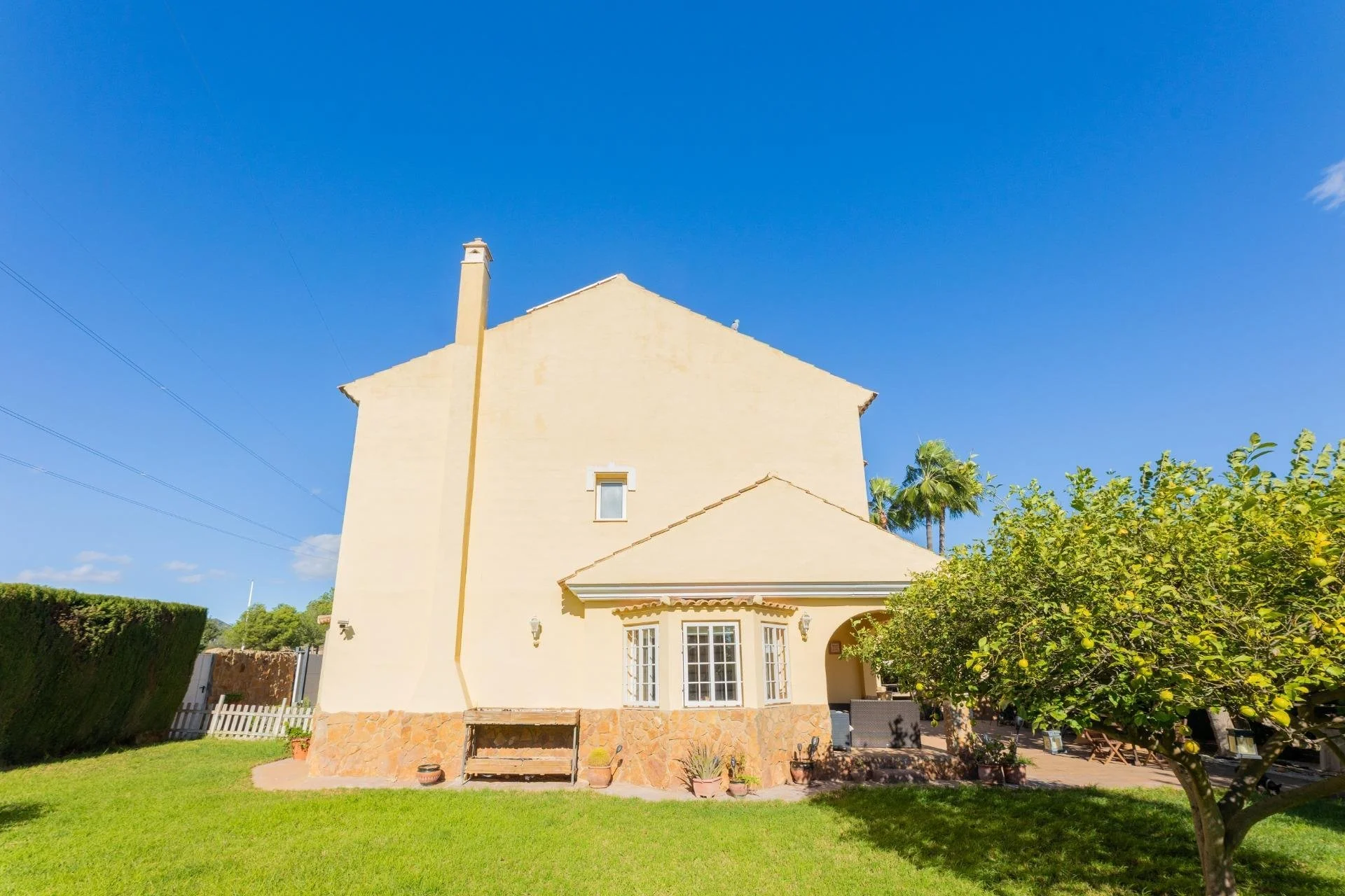 Exterior photo 5