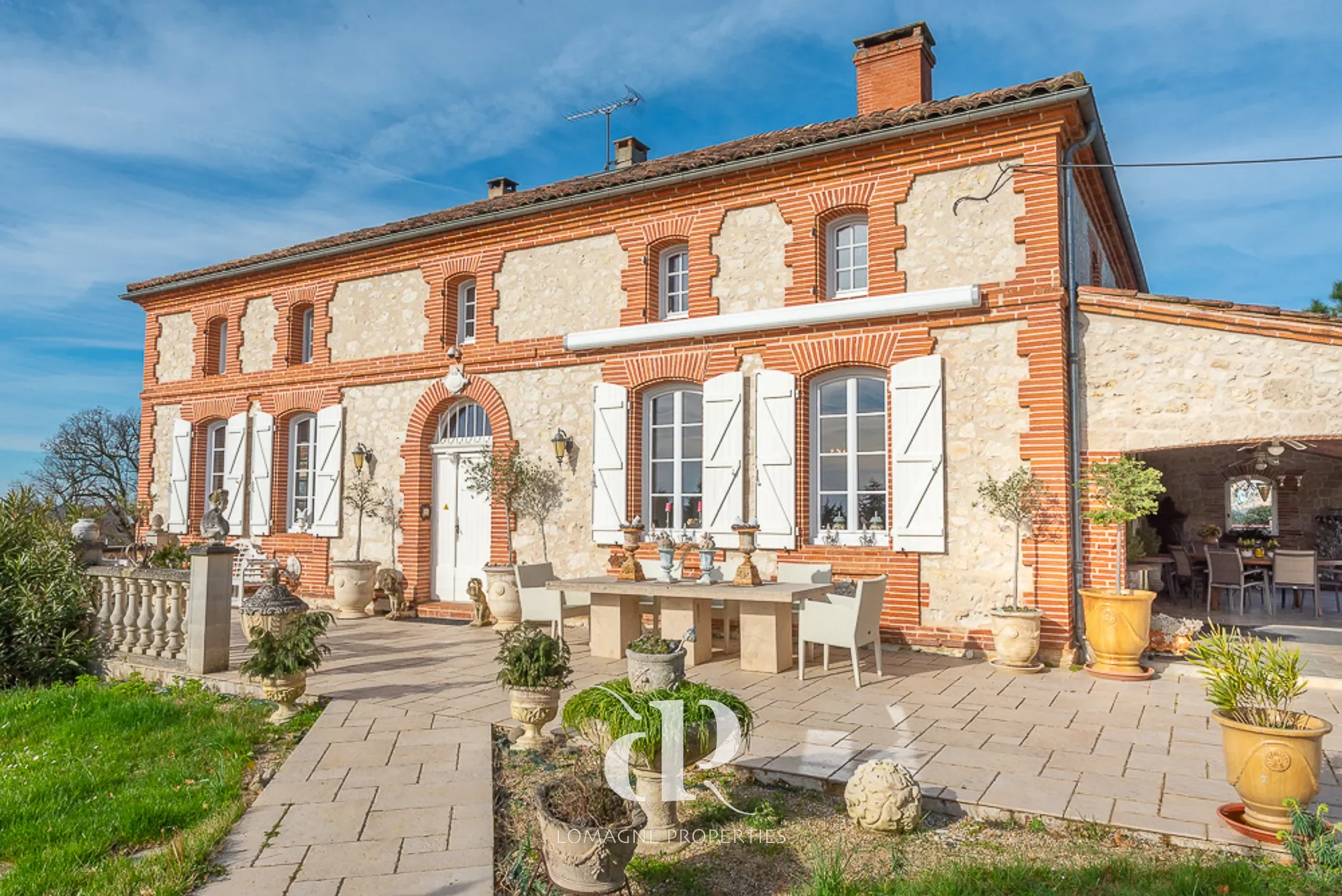Exterior photo 7