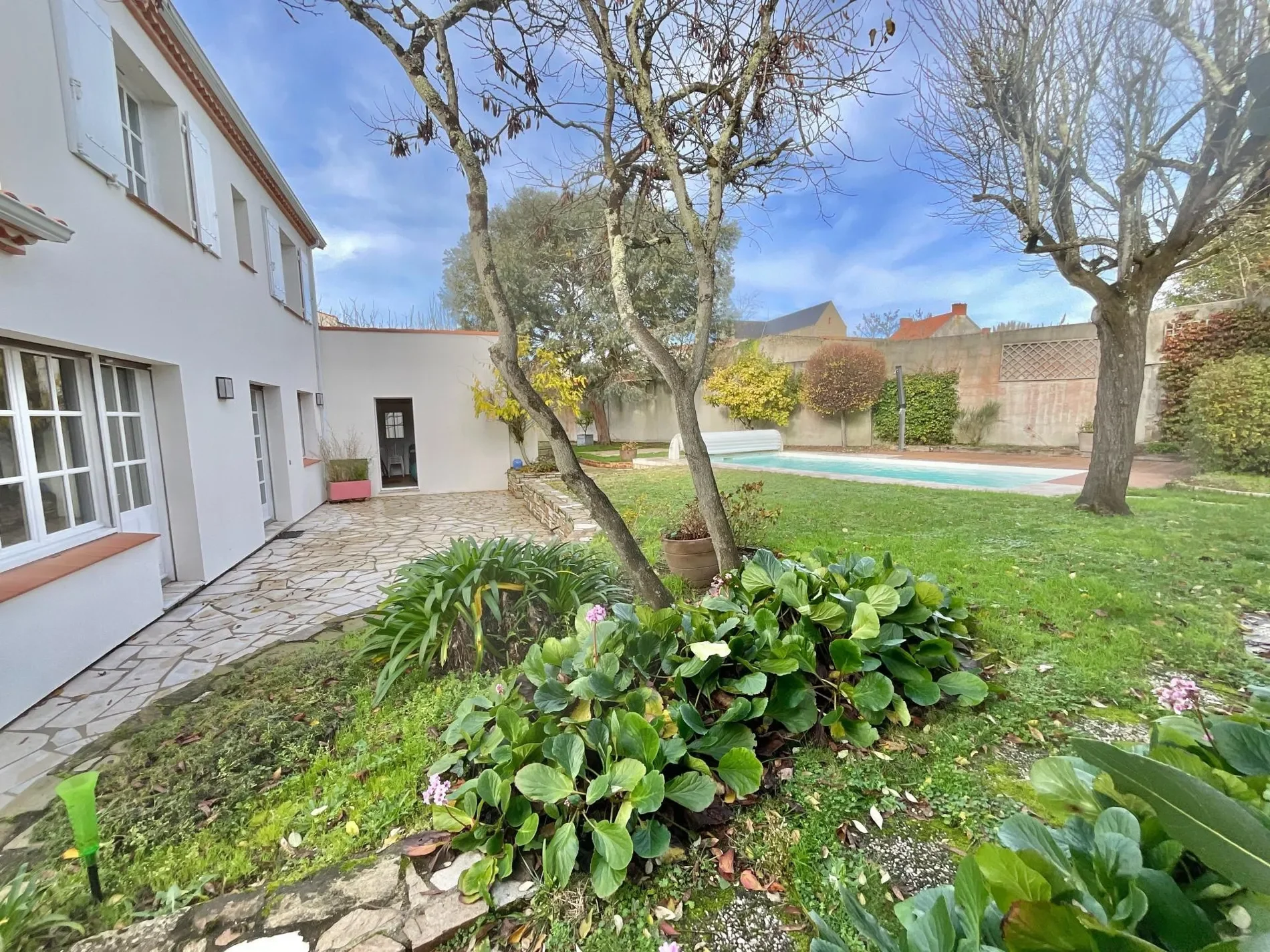 Exterior photo 4