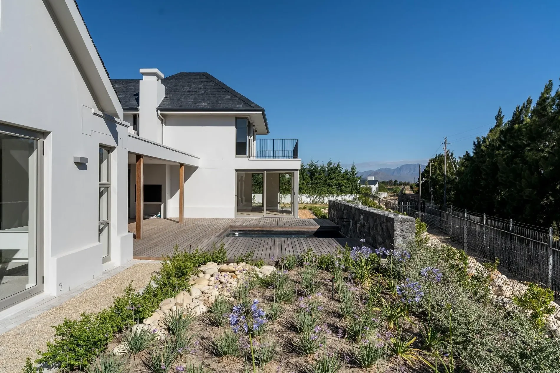 Exterior photo 4