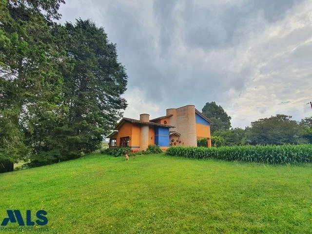 Exterior photo 5