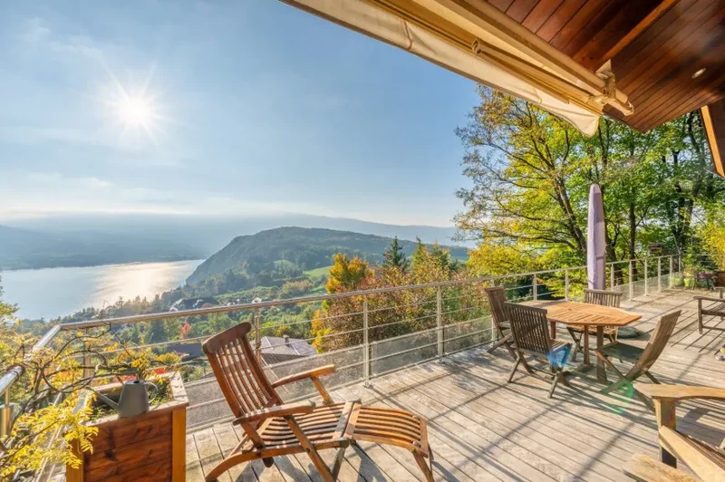 Property with panoramic views of the lake and mountains