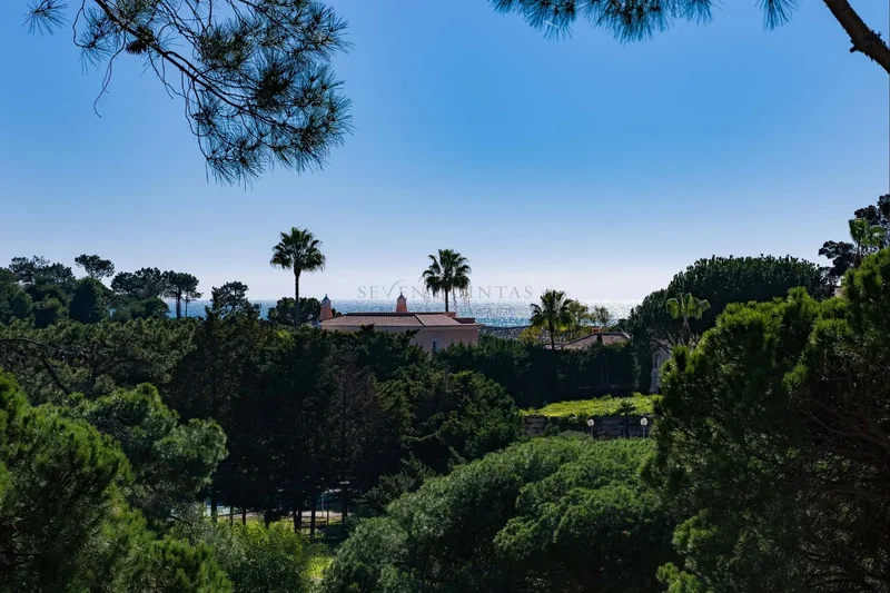 For sale top-floor, 1-bed apartment with roof terrace in Quinta do Lago, Algarve