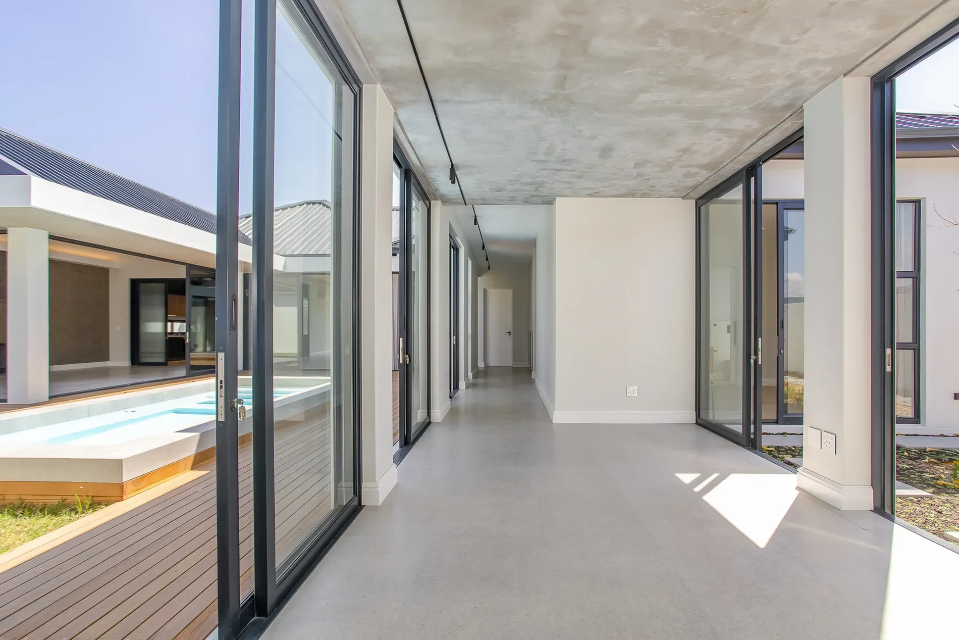 Exterior photo 1