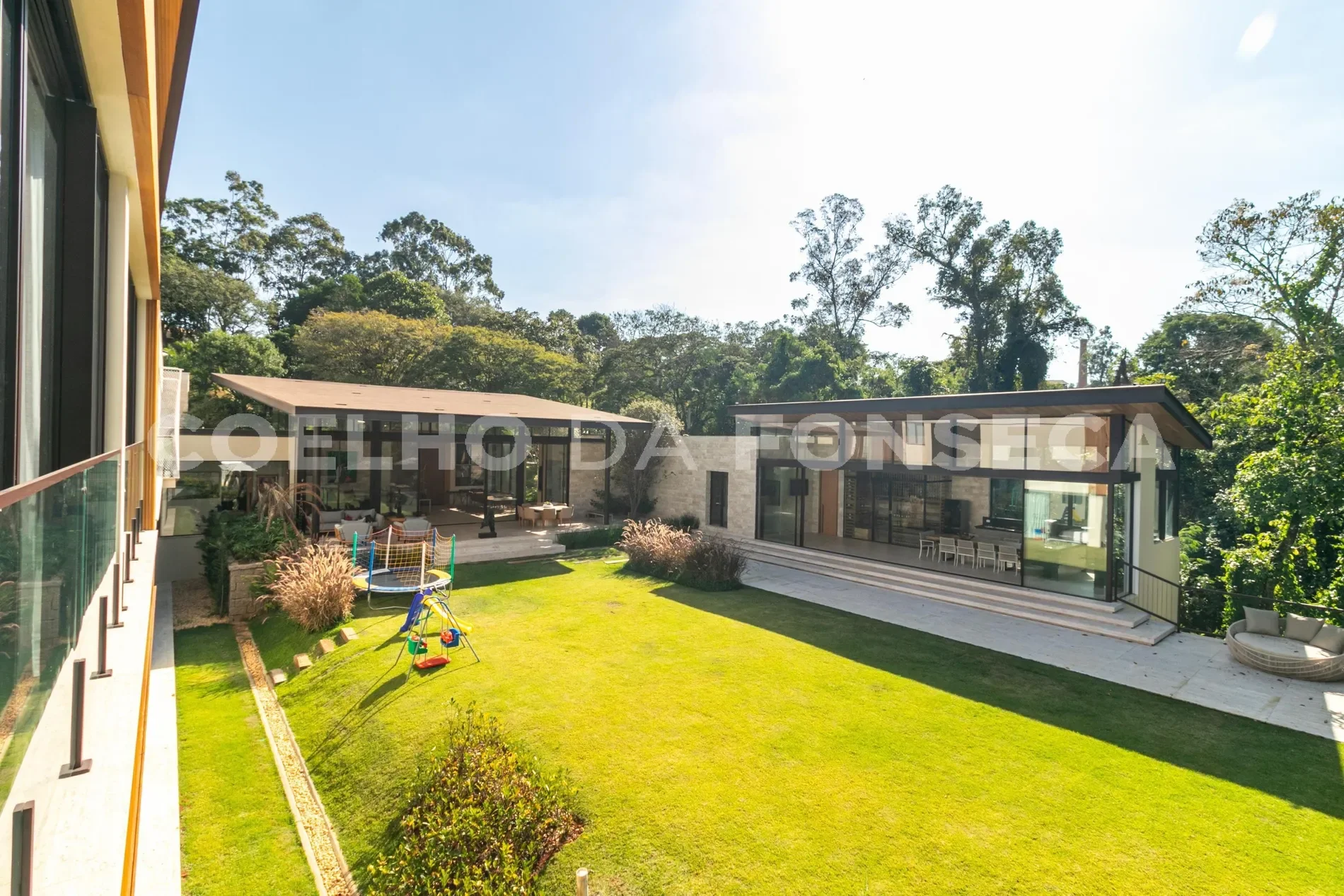 Exterior photo 2