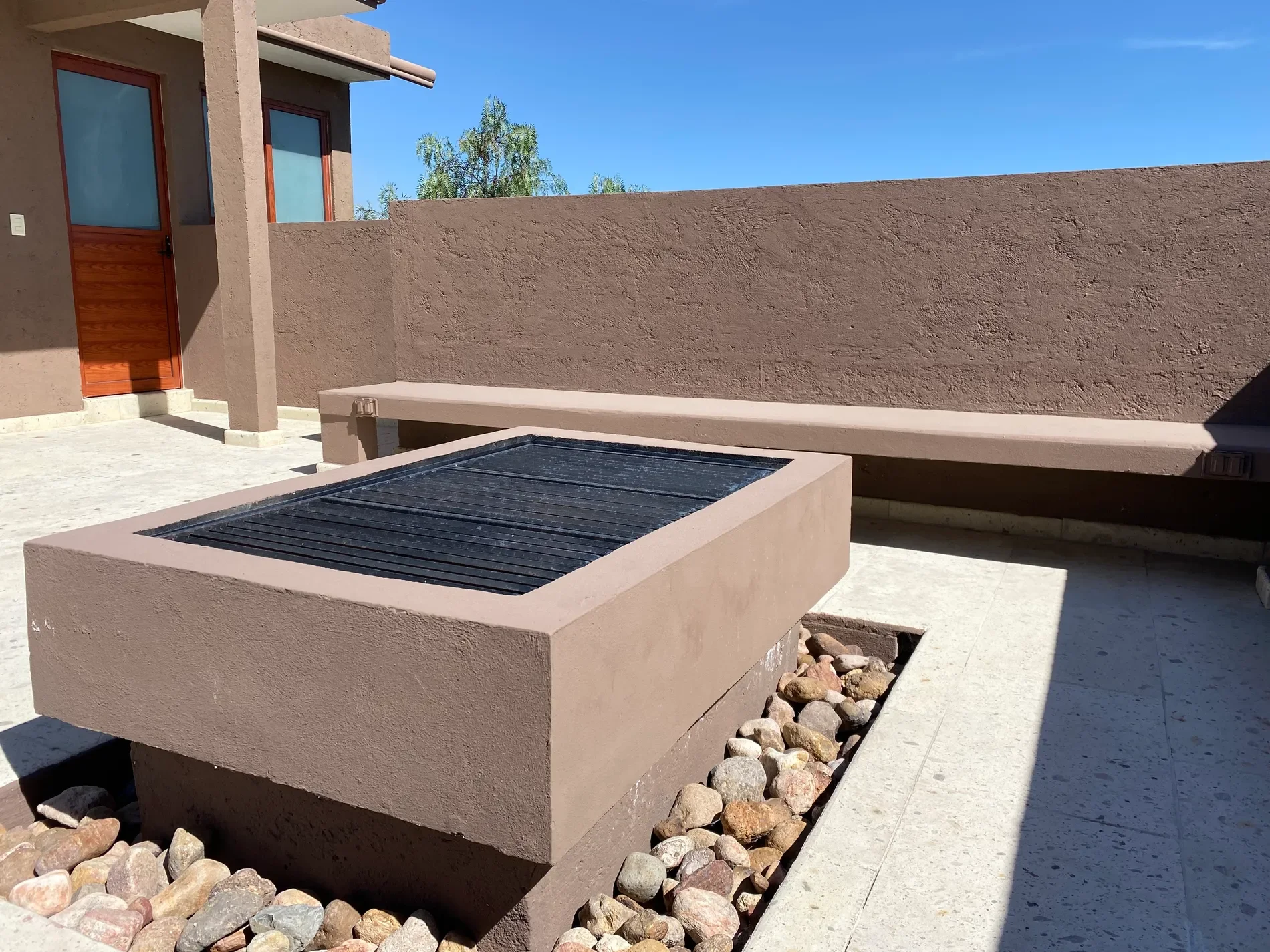 Exterior photo 1