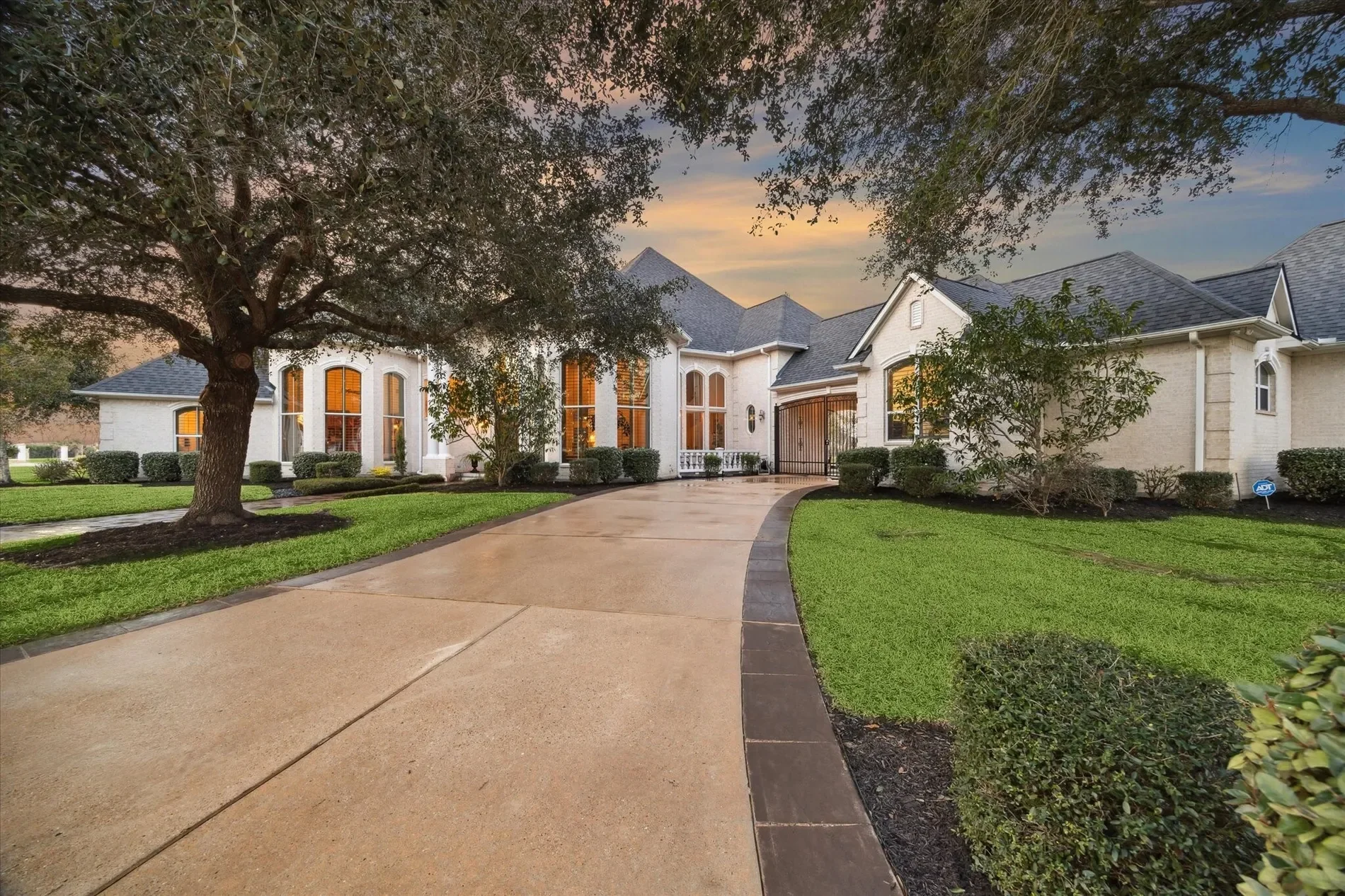 Exterior photo 3