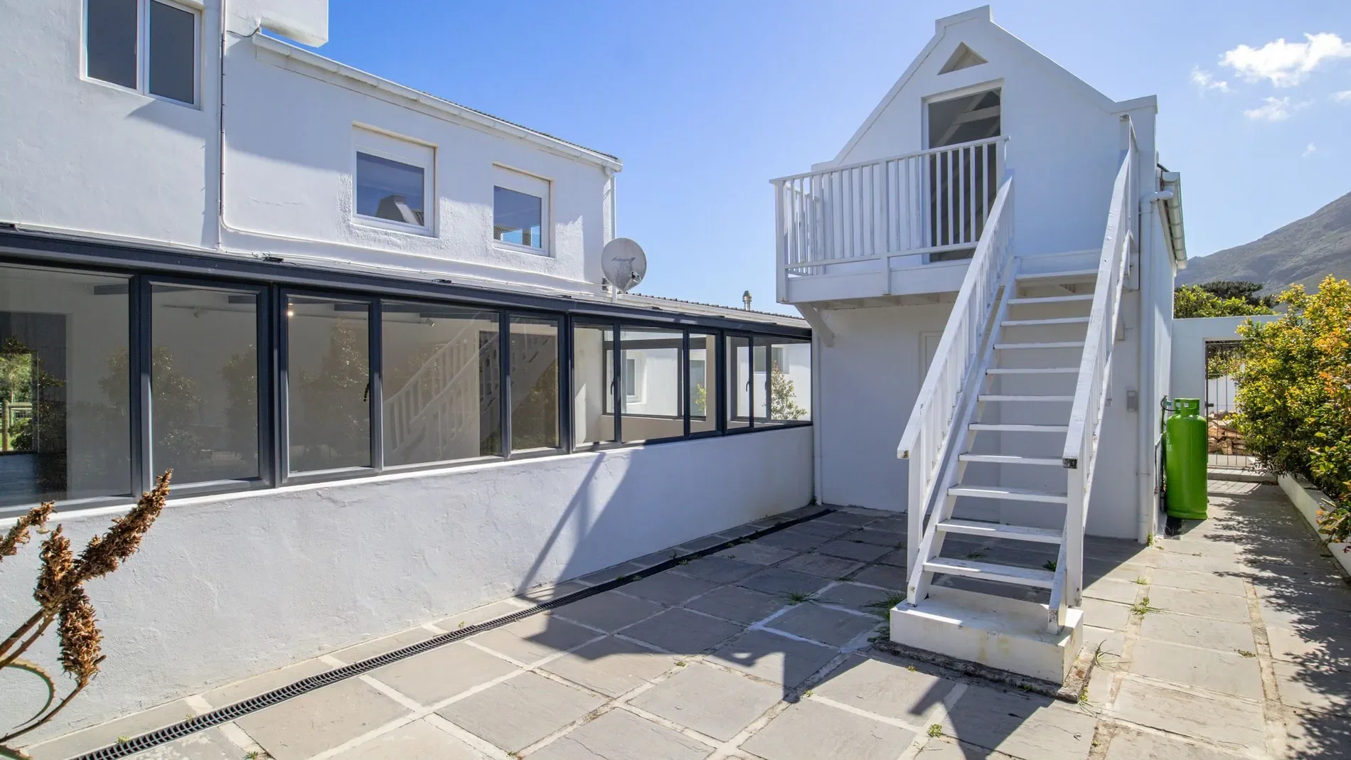 Exterior photo 12