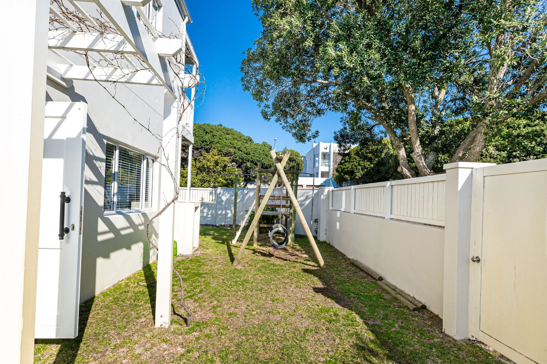 Exterior photo 7