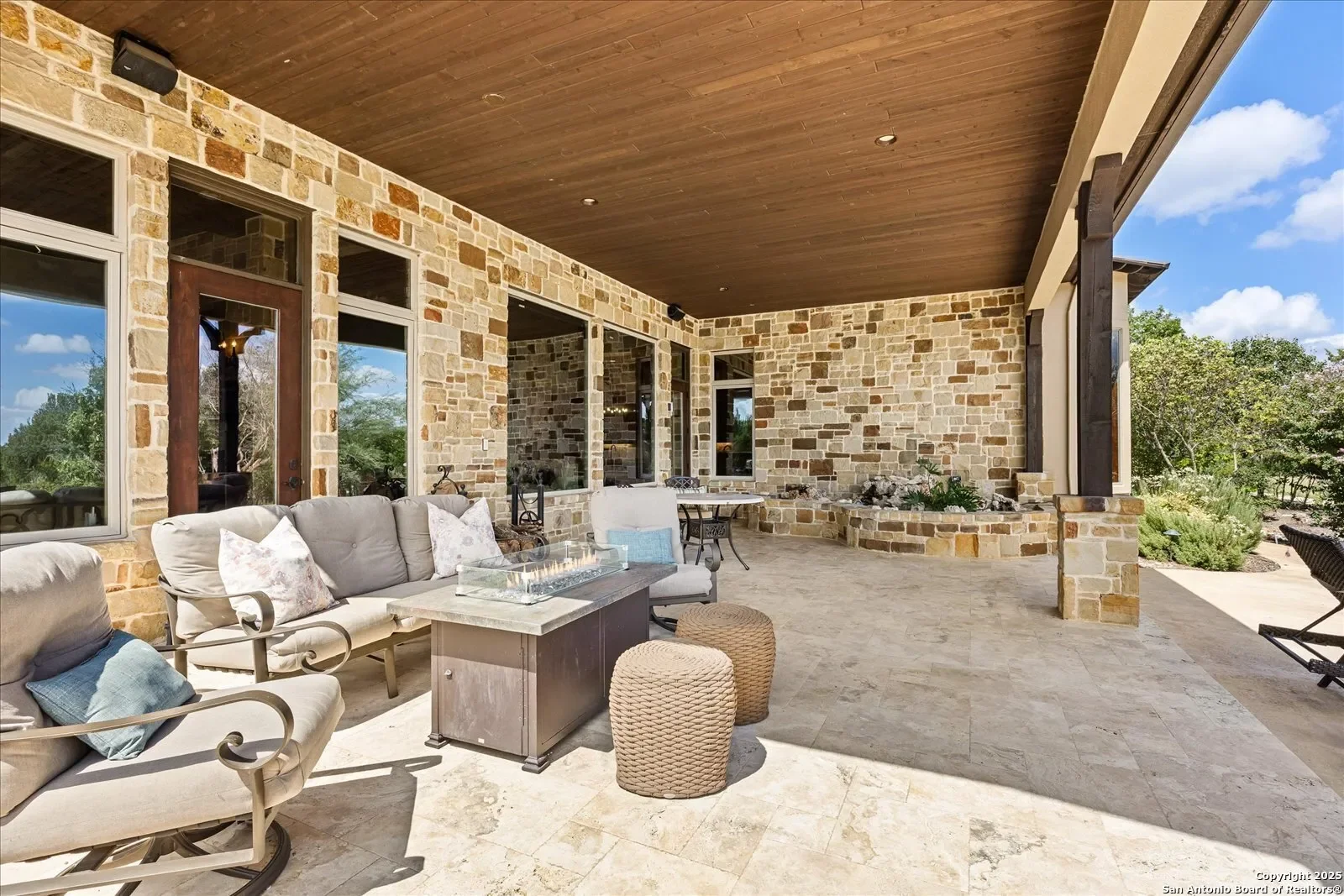 Exterior photo 9