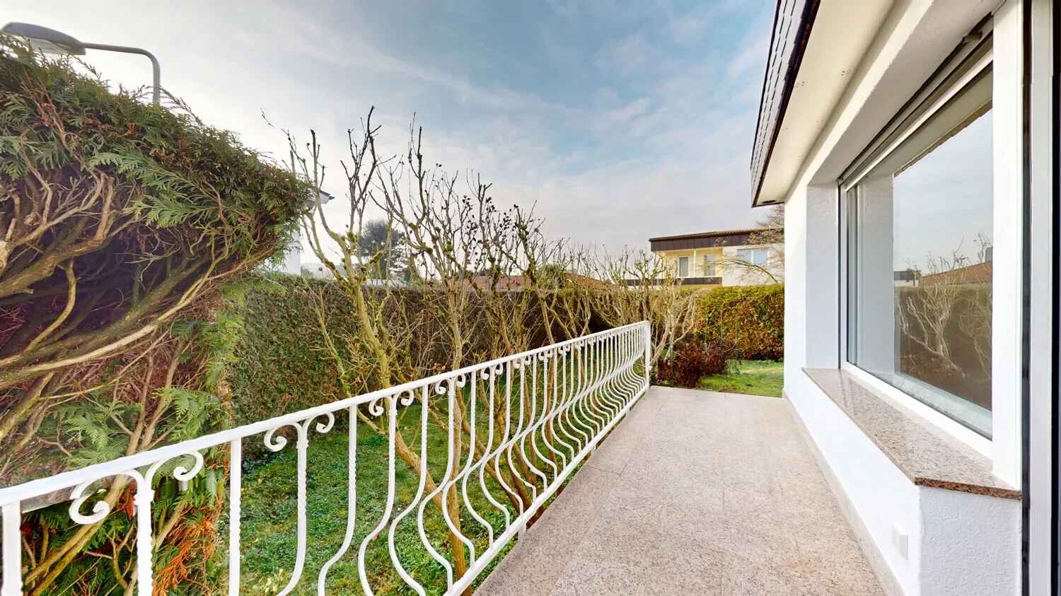 Exterior photo 4