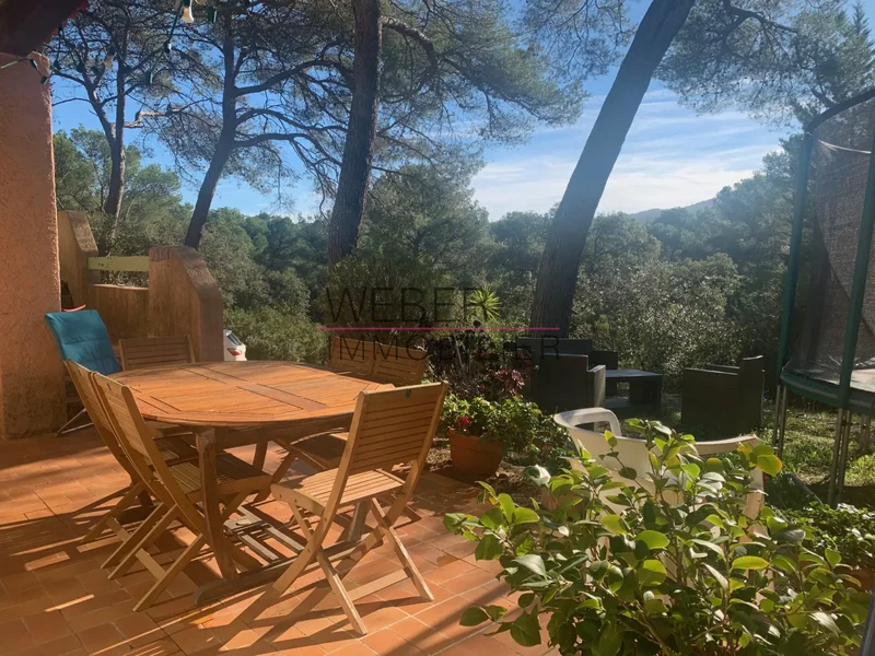 - SIX FOURS LES PLAGES - RURAL SETTING - 148 M² HOUSE - GARAGES - 5000 M² OF LAND